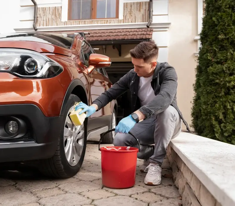 Lavage auto à domicile Partinello : professionnel intervenant sur un véhicule